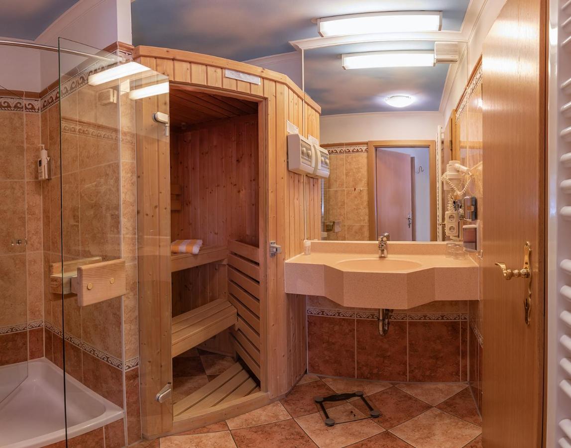 Koenig Ludwig Design Hotel Neu Zimmer Mit Sauna Oder Whirlpool Oder Mehr Altotting Bagian luar foto