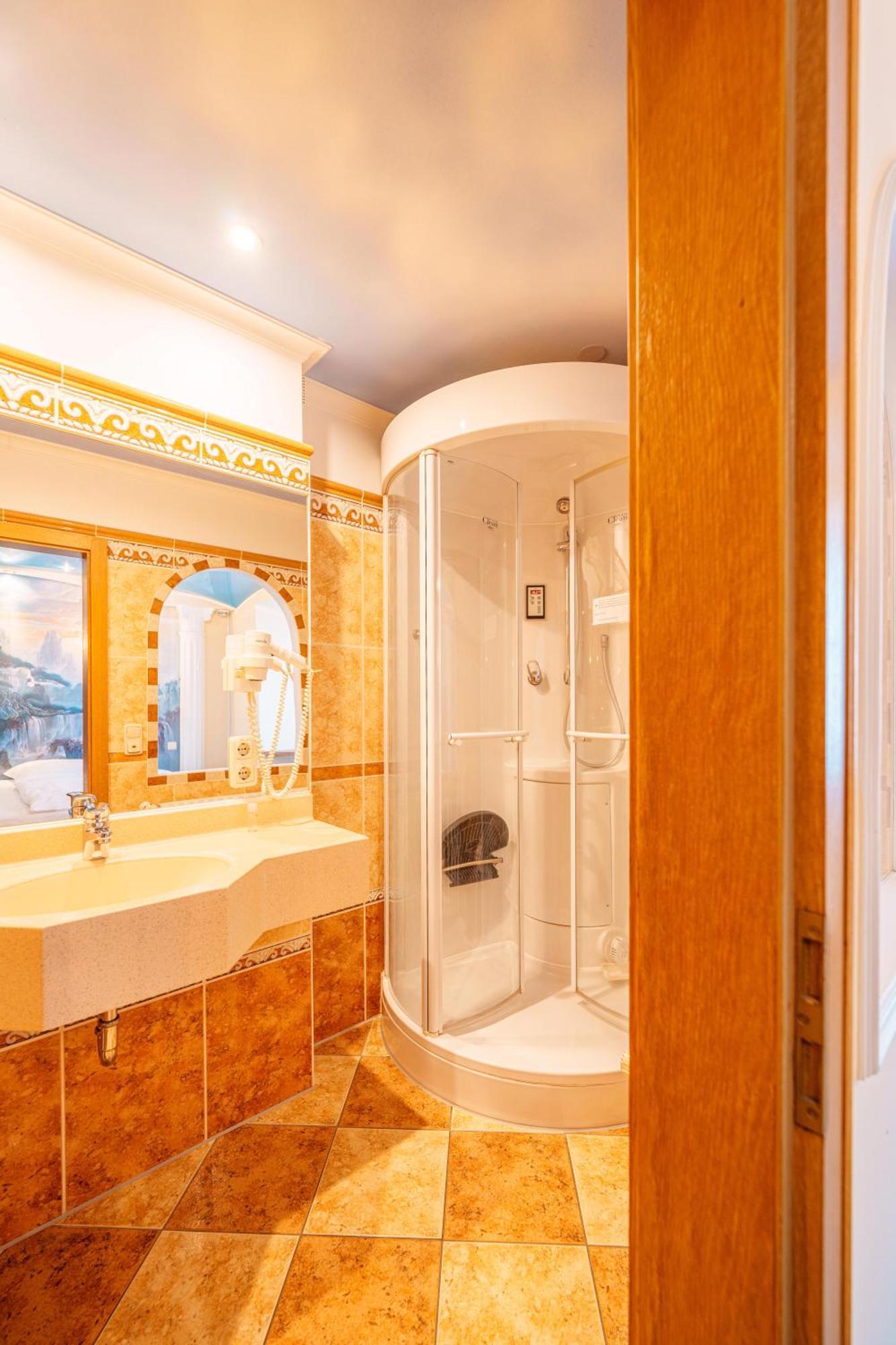 Koenig Ludwig Design Hotel Neu Zimmer Mit Sauna Oder Whirlpool Oder Mehr Altotting Bagian luar foto