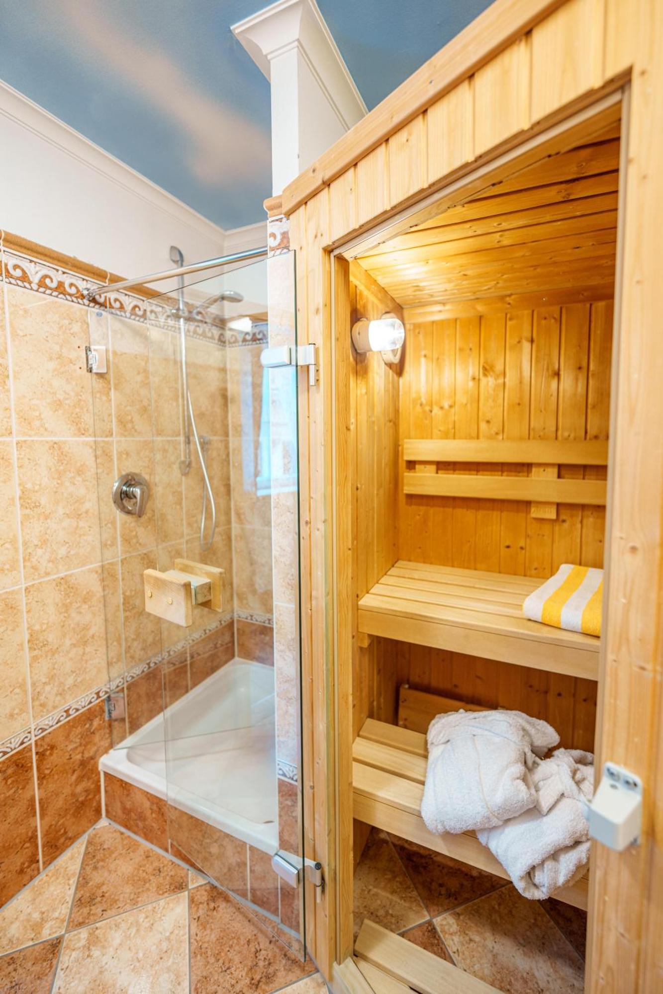Koenig Ludwig Design Hotel Neu Zimmer Mit Sauna Oder Whirlpool Oder Mehr Altotting Bagian luar foto