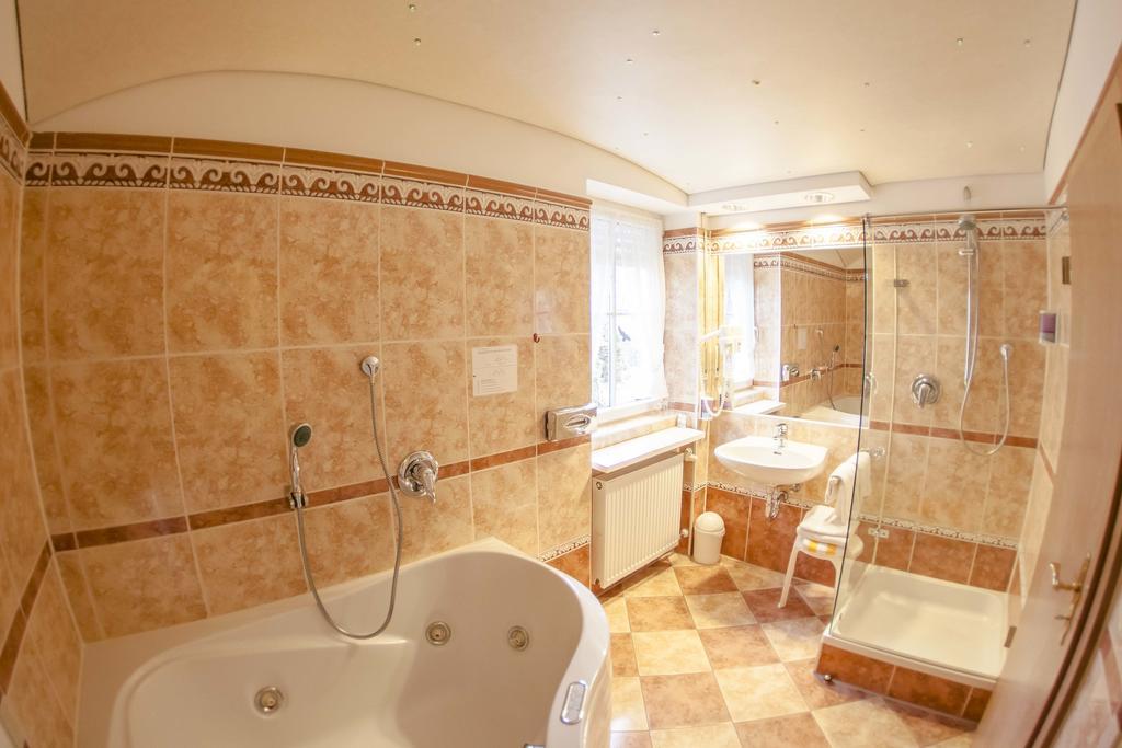 Koenig Ludwig Design Hotel Neu Zimmer Mit Sauna Oder Whirlpool Oder Mehr Altotting Bagian luar foto