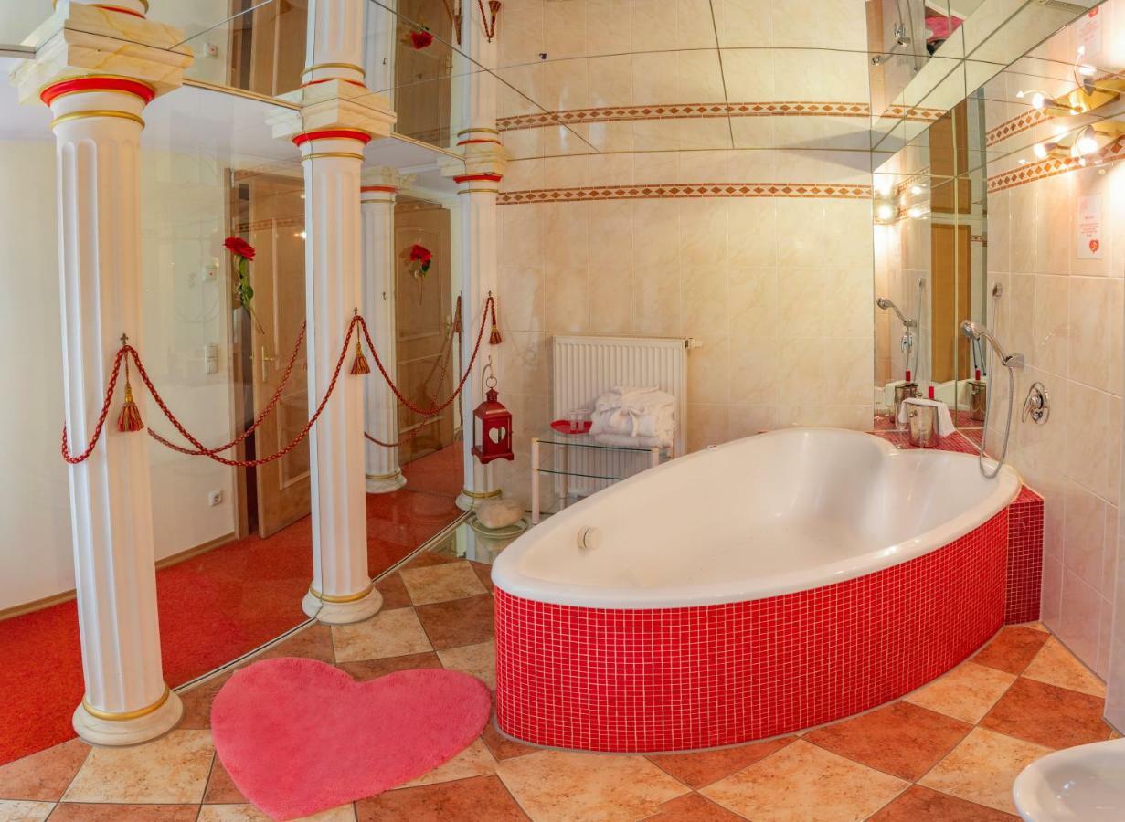 Koenig Ludwig Design Hotel Neu Zimmer Mit Sauna Oder Whirlpool Oder Mehr Altotting Bagian luar foto